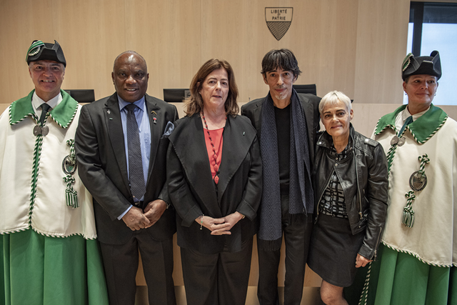 Les personnages posent dans la salle du Grand Conseil vaudois.