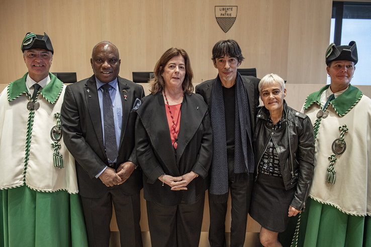 Les personnages posent dans la salle du Grand Conseil vaudois.