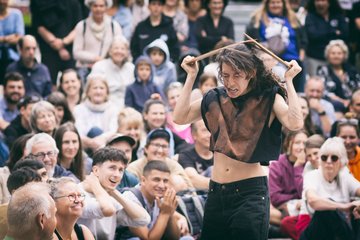 Spectacle: parade d'intimidation aigre-douce par la Cie Théâtre de l'Extrême - collaboration avec La Plage des Six Pompes