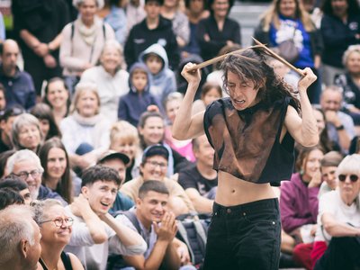 Spectacle: parade d'intimidation aigre-douce par la Cie Théâtre de l'Extrême - collaboration avec La Plage des Six Pompes