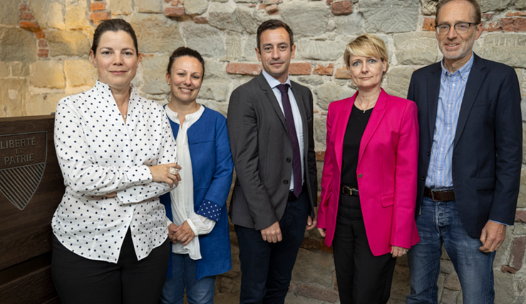 Pour présenter cette feuille de route: Manon Schick, directrice générale de l’enfance et de la jeunesse, Katiuska Stekel, cheffe du Service des tutelles et curatelles, le conseiller d’Etat Vassilis Venizelos (Jeunesse) et sa collègue Isabelle Moret (Asile) et Erich Dürst, directeur de l'Etablissement vaudois d'accueil des migrants (EVAM).