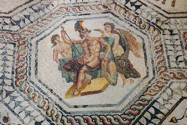 Mosaïque du dieu Mars entouré de deux femmes