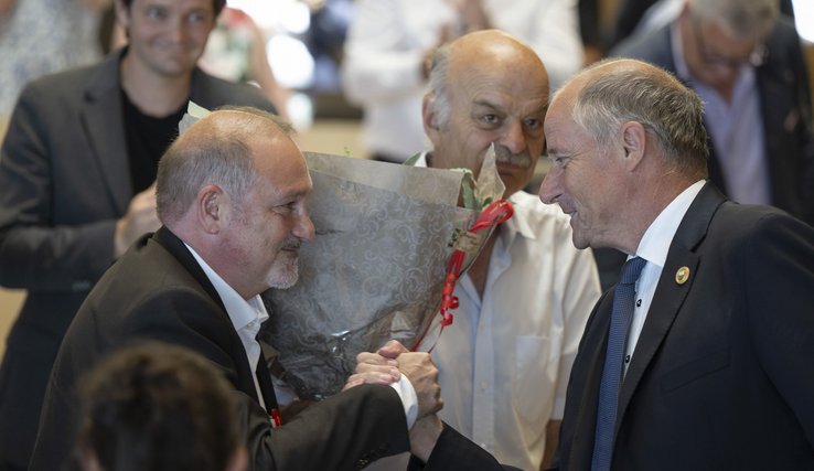 Le président sortant, Jean-François Thuillard, félicite le nouveau président élu, Stéphane Montangero
