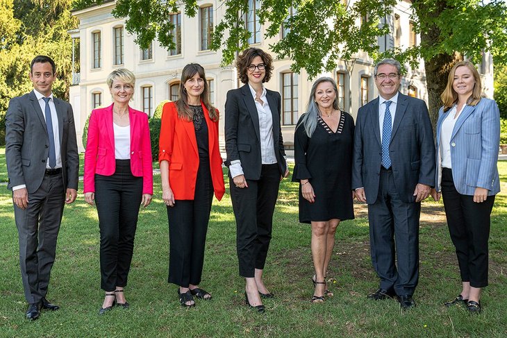 Les membres du collège gouvernemental dans le jardin de la Maison de l'Elysée à Lausanne, sous un arbre