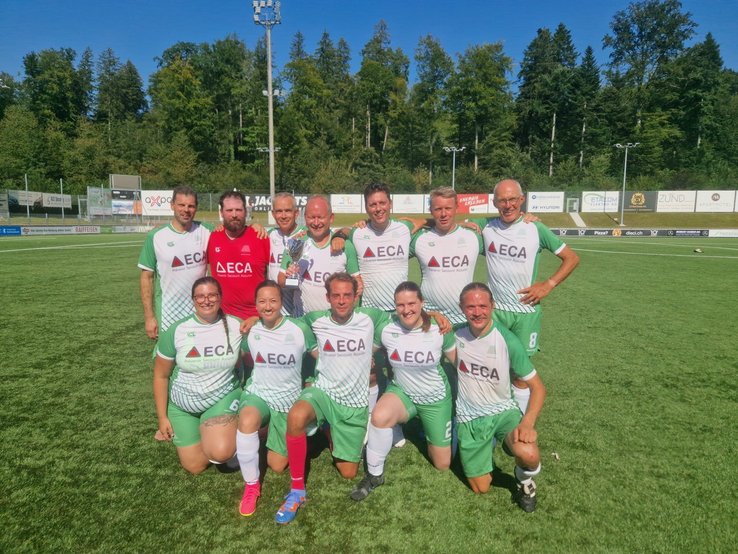 L'équipe du FC Grand Conseil avec la coupe de vice-champion