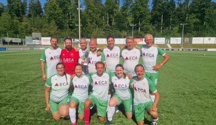 L'équipe du FC Grand Conseil avec la coupe de vice-champion