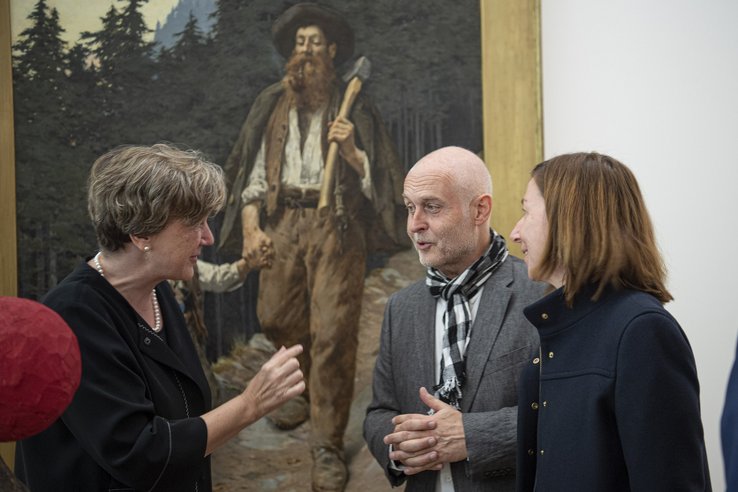 (g. à d.) Isabelle Chassot, directrice de l'Office fédéral de la culture, Bernard Fibicher, directeur du MCBA et Natacha Litzistorf, municipale à Lausanne lors du vernissage de l'exposition inaugurale du MCBA © JB Sieber/ARC