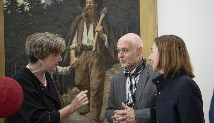 (g. à d.) Isabelle Chassot, directrice de l'Office fédéral de la culture, Bernard Fibicher, directeur du MCBA et Natacha Litzistorf, municipale à Lausanne lors du vernissage de l'exposition inaugurale du MCBA © JB Sieber/ARC