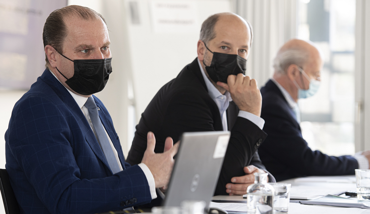 Les deux personnages en conférence de presse.