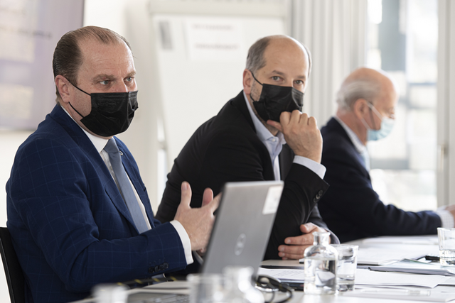 Les deux personnages en conférence de presse.