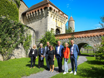 Les personnes posent dans le jardi du château de Chenaux à Estavayer-le-Lac