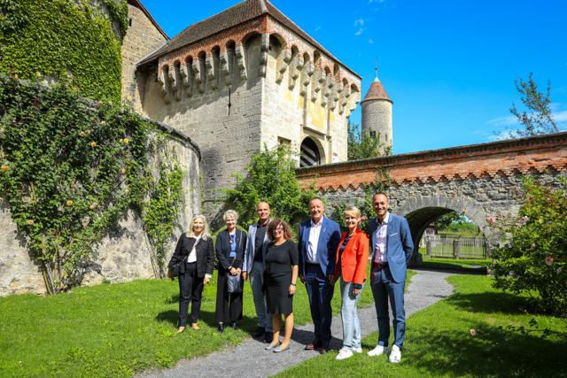 Les personnes posent dans le jardi du château de Chenaux à Estavayer-le-Lac
