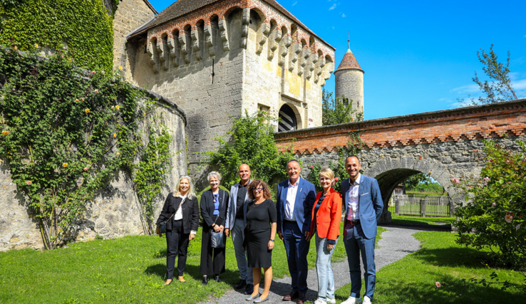 Les personnes posent dans le jardi du château de Chenaux à Estavayer-le-Lac