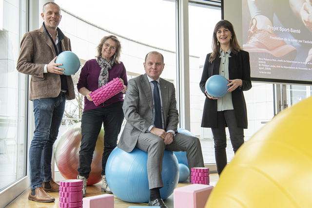 Les personnages posent avec des ballons et divers accessoires de gymnastique.