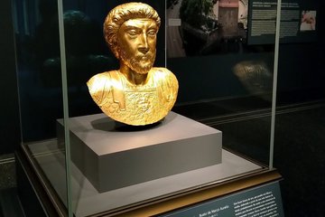 Photographie du buste en or exposé au sein de la Getty Villa.