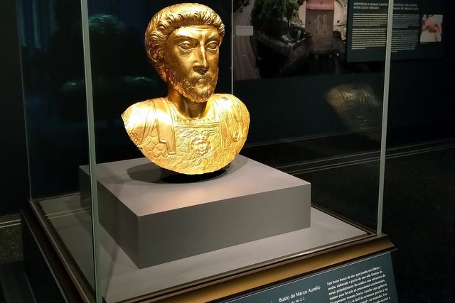 Photographie du buste en or exposé au sein de la Getty Villa.