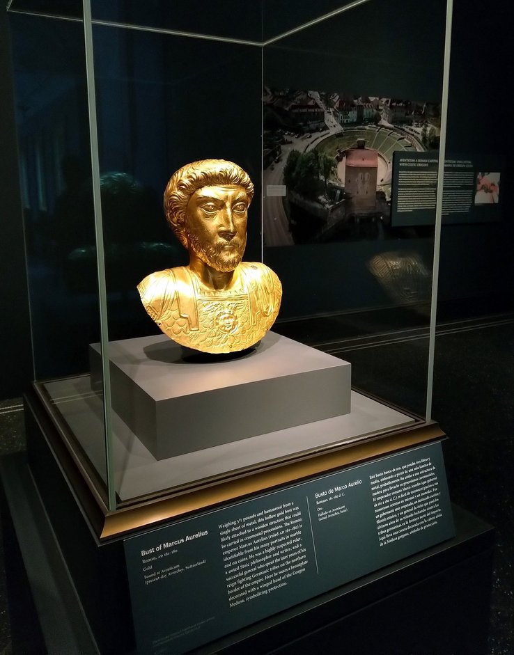 Photographie du buste en or exposé au sein de la Getty Villa.