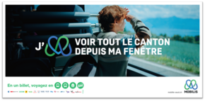enfant regardant la campagne par la fenêtre d'un bus. On lit: "J'aime voir tout le canton depuis ma fenêtre"