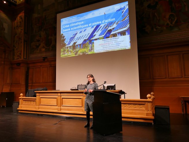 ournée pluridisciplinaire proposée par l’UVSS dans le Parc naturel du Jorat, en 2022. Melanie Annen, organisatrice, explique les ateliers aux participant·e·s.
