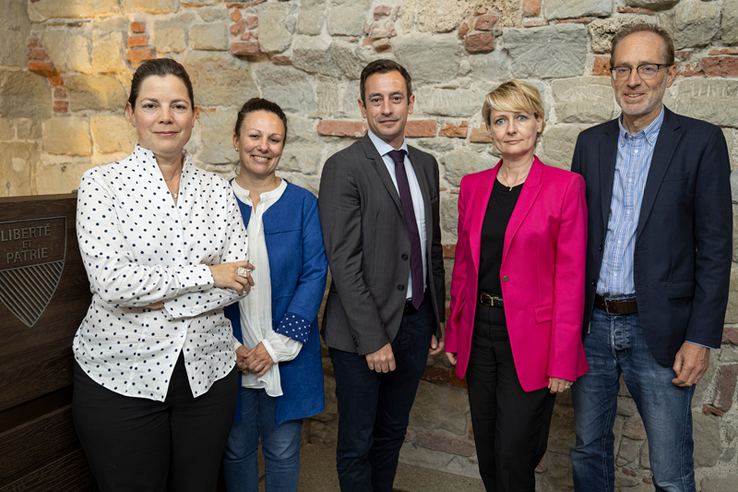 Les personnages posent au château Saint-Maire à Lausanne, à l'issue de la conférence de presse