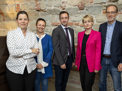 Les personnages posent au château Saint-Maire à Lausanne, à l'issue de la conférence de presse