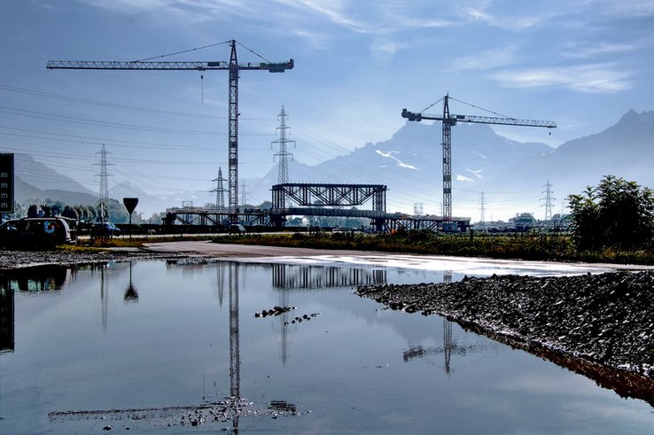 Grues et chantier du pont sur le Rhône