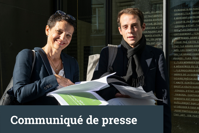 Carole Dubois et Alexandre Démétriadès devant la porte d'entrée du Parlement