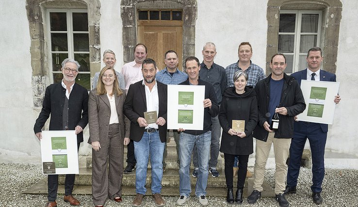 La conseillère d'Etat pose en compagnie des différentes personnes, celles qui ont un diplôme le tiennent devant elles.
