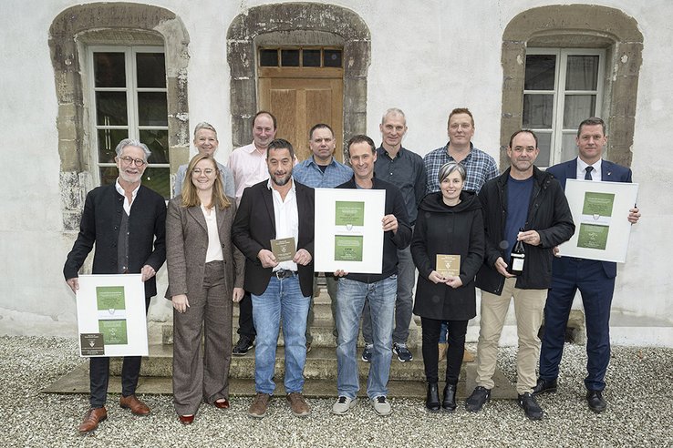 La conseillère d'Etat pose en compagnie des différentes personnes, celles qui ont un diplôme le tiennent devant elles.