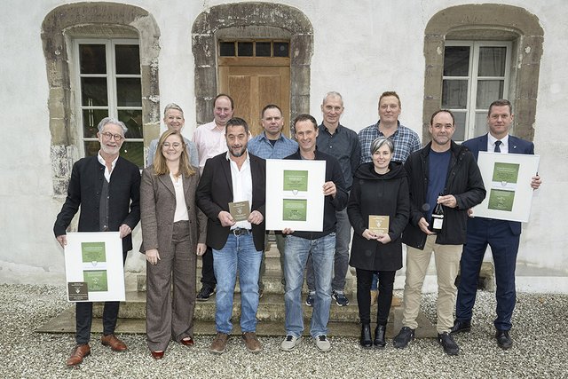 La conseillère d'Etat pose en compagnie des différentes personnes, celles qui ont un diplôme le tiennent devant elles.