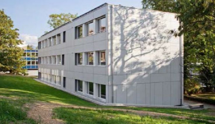 L’extension du Gymnase Auguste Piccard, basée sur un système constructif léger (structure en bois) et modulaire offrant 885 m2 de surface supplémentaire sur trois niveaux superposés.