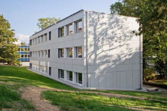 L’extension du Gymnase Auguste Piccard, basée sur un système constructif léger (structure en bois) et modulaire offrant 885 m2 de surface supplémentaire sur trois niveaux superposés.