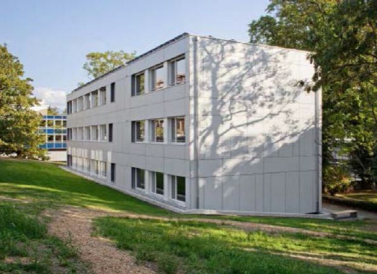 L’extension du Gymnase Auguste Piccard, basée sur un système constructif léger (structure en bois) et modulaire offrant 885 m2 de surface supplémentaire sur trois niveaux superposés.
