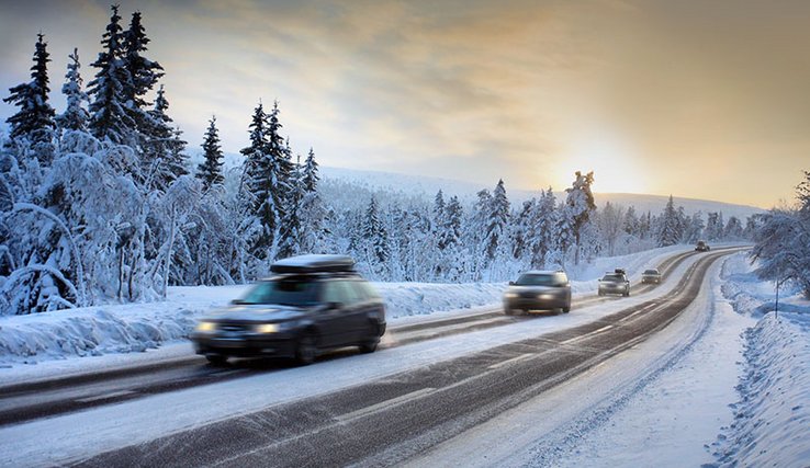 Route enneigée et voitures de nuit ©Mikael Damkier, Fotolia