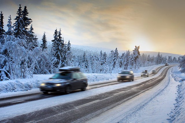 Route enneigée et voitures de nuit ©Mikael Damkier, Fotolia