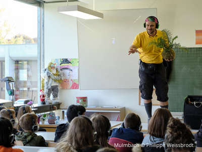 Activité animée par un artiste dans une classe