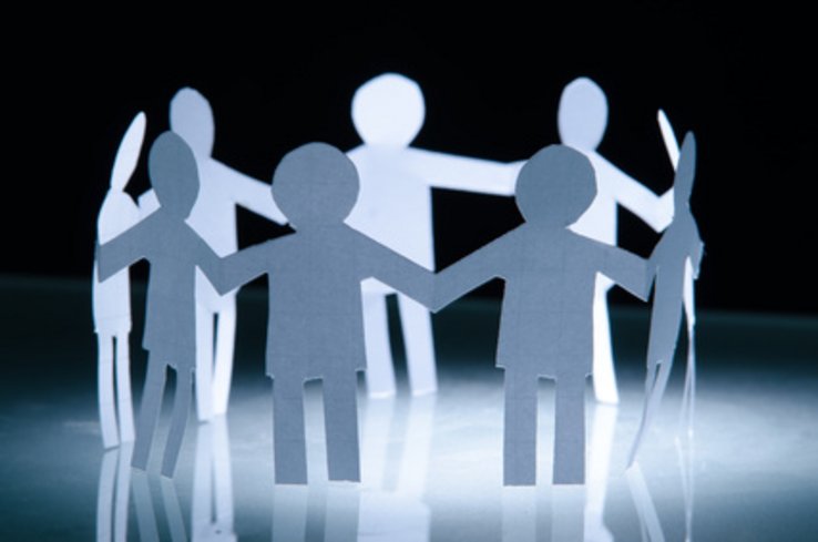 image d'illustration: silhouettes humaines formant une ronde