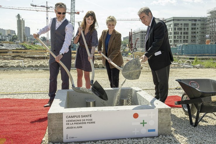 La conseillère d'Etat Rebecca Ruiz (Santé), ses collègues Isabelle Moret (Immeubles) et Frédéric Borloz (Formation) lors de ce moment symbolique, en compagnie d'Yves Ferrari (à g.), directeur de la Fondation Maisons pour étudiants Lausanne.
