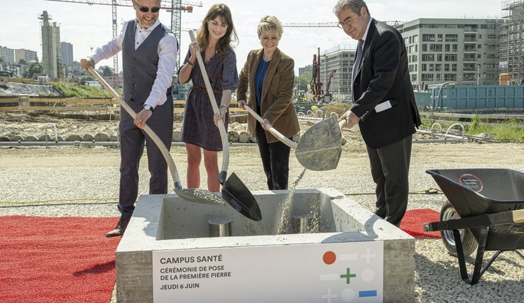 La conseillère d'Etat Rebecca Ruiz (Santé), ses collègues Isabelle Moret (Immeubles) et Frédéric Borloz (Formation) lors de ce moment symbolique, en compagnie d'Yves Ferrari (à g.), directeur de la Fondation Maisons pour étudiants Lausanne.