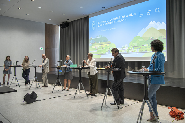 Les membres du Conseil d'Etat photographiés debout, en conférence de presse, à l'auditorium du Musée cantonal des beaux-arts.