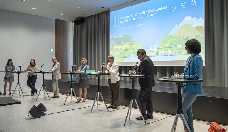 Les membres du Conseil d'Etat photographiés debout, en conférence de presse, à l'auditorium du Musée cantonal des beaux-arts.