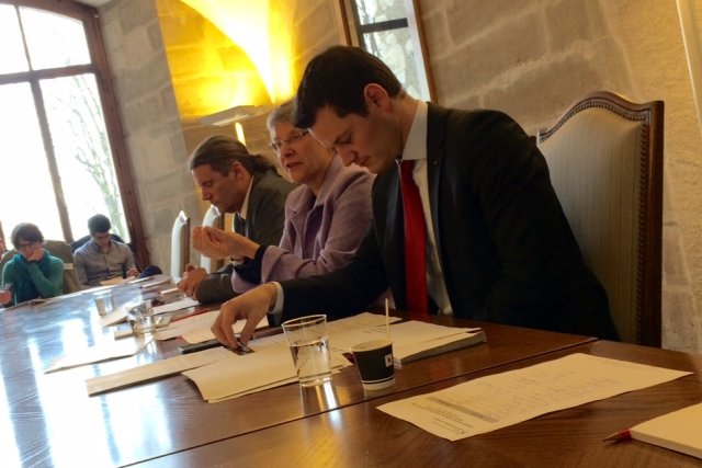 Au 1er plan, Pierre Maudet. Derrière, Béatrice Métraux parle. Au fond, Oskar Freysinger.