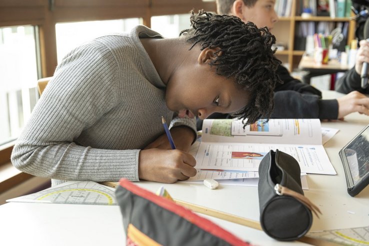 Une élève de 8P pendant un cours d'éducation numérique à l'EPS d'Oron-Palézieux.