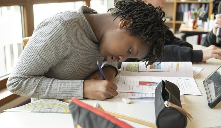Une élève de 8P pendant un cours d'éducation numérique à l'EPS d'Oron-Palézieux.