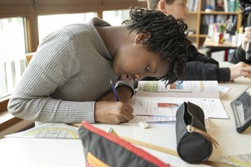 Une élève de 8P pendant un cours d'éducation numérique à l'EPS d'Oron-Palézieux.