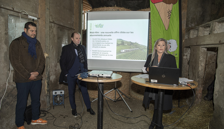 Les personnages lors de la conférence de presse, dans une grange.