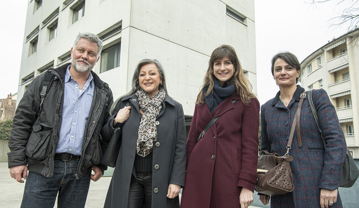 Les personnages posent, dans la rue.