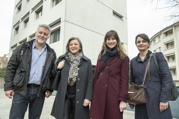 Les personnages posent, dans la rue.