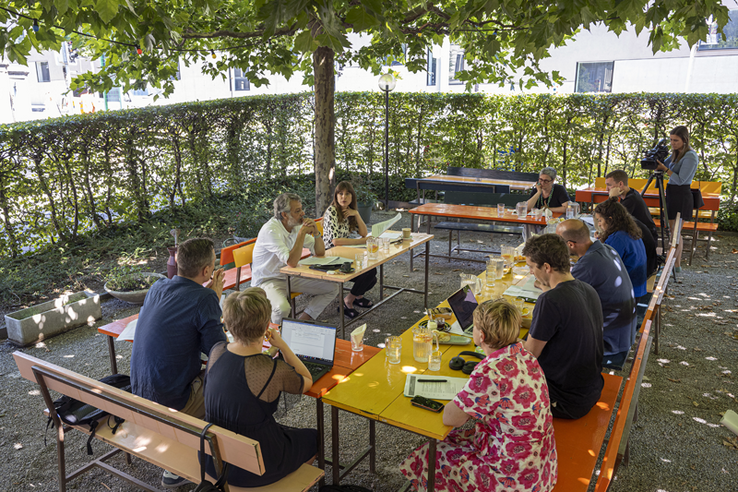 La conseillère d'Etat et le médecin cantonal durant la conférence de presse, entourés de journalistes.