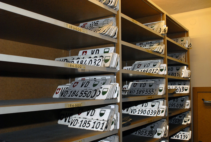 Les plaques au Service des automobiles, rangées sur des étagères.